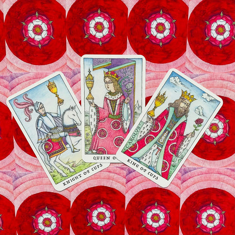 Tarot kortos su taurės rūmų kortomis — karalius, karalienė ir riteris akvareliniais piešiniais ant raudono raštuoto fono