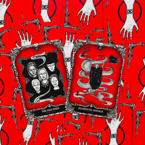 tarot kortos su ryškiai raudona nugarėle, dvi atverstos kortos The Old Ones ir Elemental Magick, juodai baltos iliustracijos