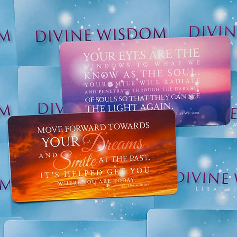 inspiracinės kortelės Lisa Williams, dvi dizaino versijos – rožinė citata apie sielą ir oranžinė „Dreams“ ant „Divine Wisdom“ fono