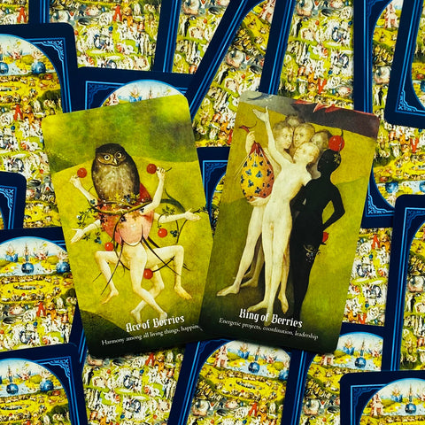 Tarot kortos su žalio atspalvio iliustracijomis, dvi atviros (Ace ir King of Berries) ant mėlynų nugarėlių fono