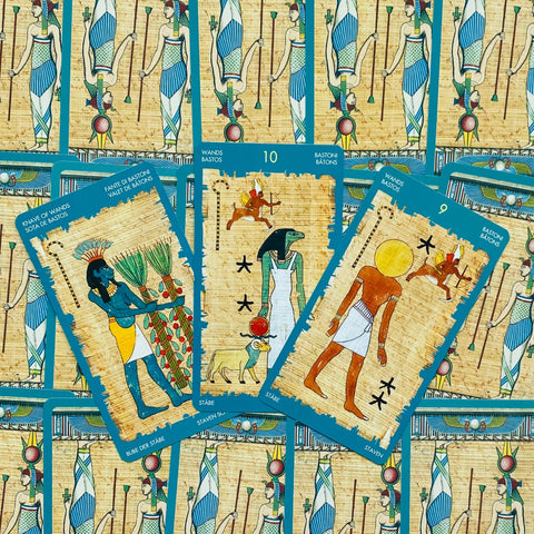 Tarot kortos Egipto motyvais, mėlyni kraštai; artimas trijų kortų išdėstymas, rodantis skirtį nuo kitų variantų galerijoje