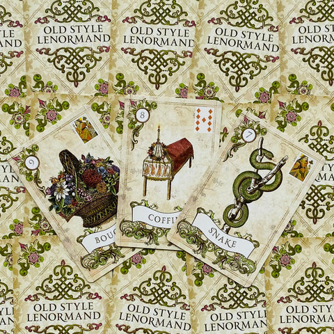 Old Style Lenormand kortos atverstos trys kortos (Bouquet, Coffin, Snake) ant ornamentuoto nugarėlių fono