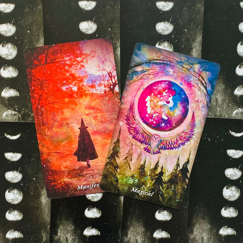Tarot kortos su spalvingomis akvarelinėmis iliustracijomis, dvi kortos („Manifest“ ir „Magical“) ant mėnulio fazių nugarėlių