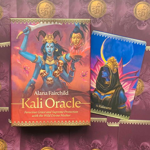 Kali Oracle kortų kaladė Alana Fairchild, ryškus mėlynai‑violetinis viršelis ir atversta 32‑oji korta, parodyta iš priekio
