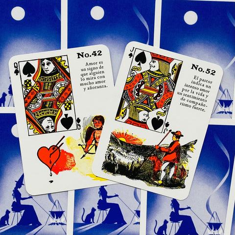 Kortos lenormand tipo divinacijos rinkinys su No.42 (karalienė) ir No.52 (avinininkas), baltu rėmeliu ant mėlynos nugarėlės