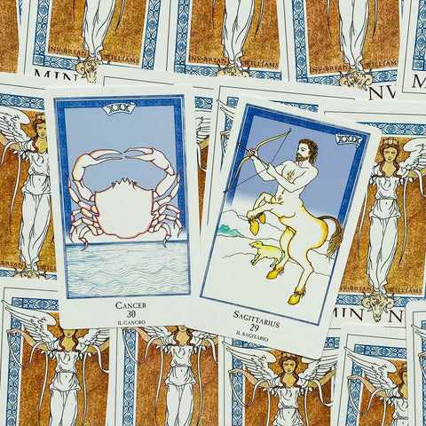 tarot kortos zodiako rinkinys, dvi atverstos kortos su mėlynais rėmeliais — Vėžys (30) ir Šaulys (29), artimas planas