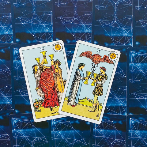 tarot kortos Rider–Waite: taurės II ir III iš priekio ant mėlyno tinklelio fono, skirtos santykių skaitymams
