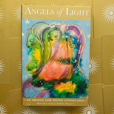 Angels of Light orakulo kortos su Ambika Wauters iliustracijomis, auksuotu viršeliu ir ryškiu angelų motyvu