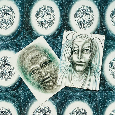 Kortos su meniškomis juodai baltomis iliustracijomis, dvi atverstos kortos parodo skirtingus veido motyvus ir spiralinius raštus
