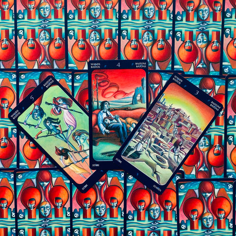 Tarot kortos su sodriomis, rankų darbo stiliaus iliustracijomis — trys kortos centre ant geometrinio fono, mėlynas rėmelis
