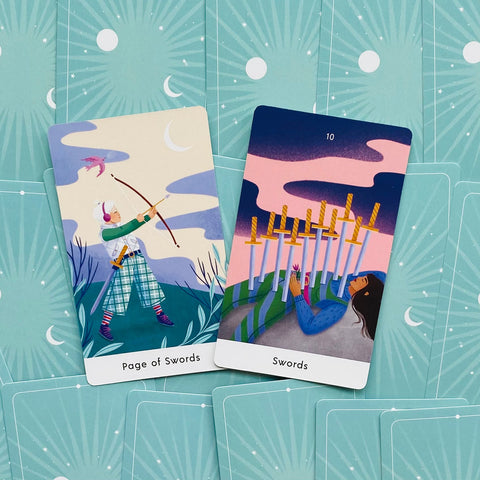 tarot kortos su turkio nugarėlėmis, išdėstyti kortų veidai: Kardų puslapis ir Dešimt kardų, ryškios iliustracijos