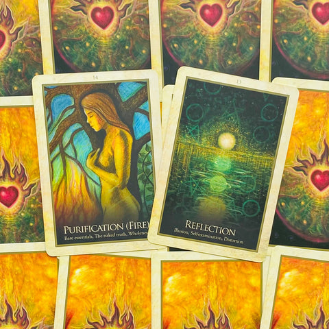 Tarot kortos su išklotomis prabangiomis nugarėlėmis, parodytos dvi atverstos – Purification (Fire) ir Reflection kortos