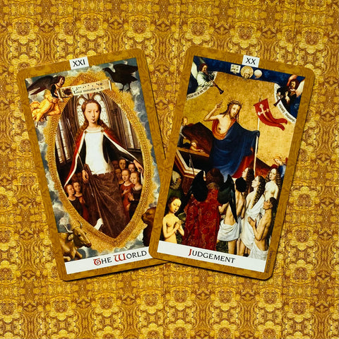 tarot kortos aukso fone, dvi Didžiosios Arcana kortos (The World ir Judgement) parodytos šonuose, skirtumas — kampas ir kompozicija