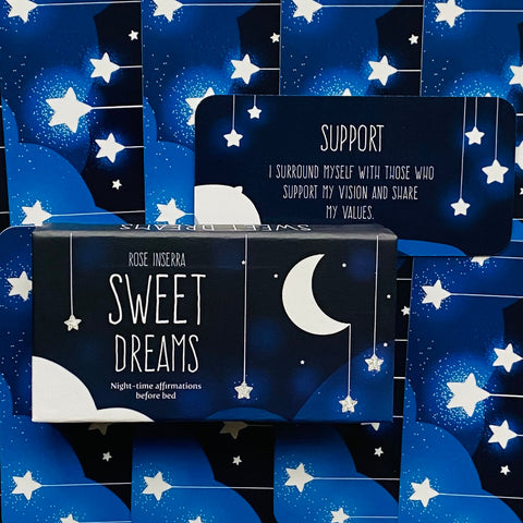 Afirmacijų rinkinys Sweet Dreams — tamsiai mėlyna dėžutė su mėnuliu ir kabančiomis žvaigždėmis, matoma „Support“ kortelė prieš miegą