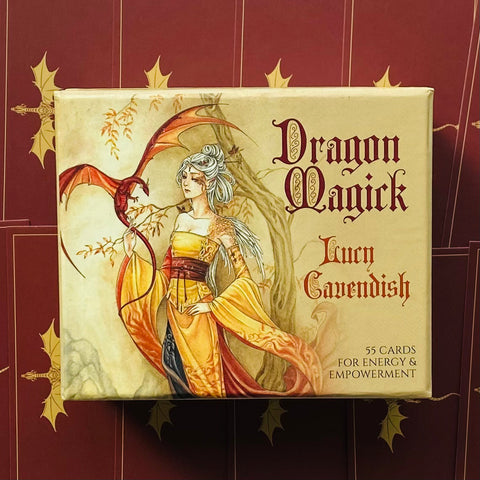 Kortų rinkinys Dragon Magick, priekinė dėžutė su geltonai-raudona drakonų iliustracija ir užrašu, 55 kortos