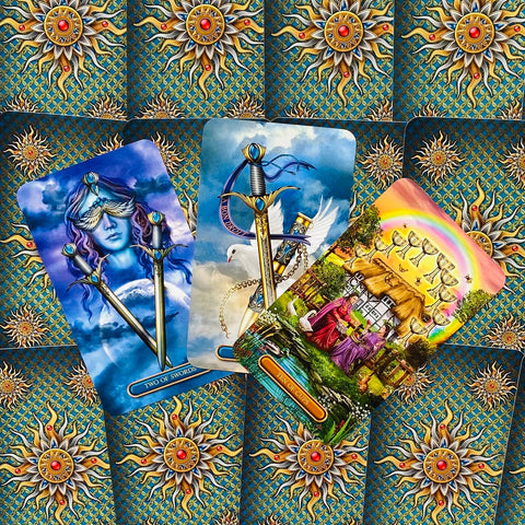 Tarot kortos fanuotos trijų kortų išklotinė: mėlynos ir aukso nugarėlės, Dviejų kardų, Vieno kardo ir Dešimties taurių kortos