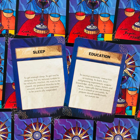 Orakulų kortos su mėlynu kraštu, dvi priekinės kortos "Sleep" ir "Education" rodomos produkto aprašyme, pabrėžiant kortų reikšmes