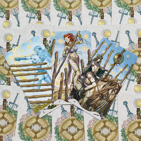 tarot kortos iliustruotos Wands serijos, trys ištrauktos kortos su raiteliu ir lazdelėmis, fone matyti dekoratyvios nugarėlės