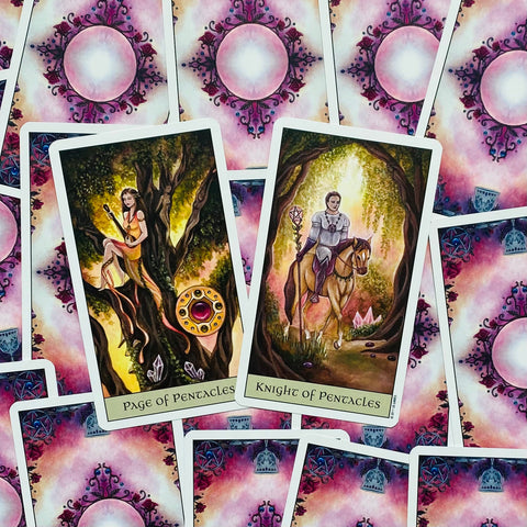 Taro kortos su atverstu Page of Pentacles ir Knight of Pentacles prieš rožinį ornamentuotą foną, akcentuoja žemišką simboliką