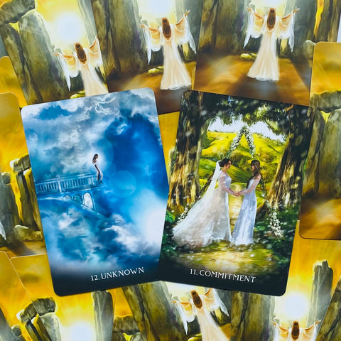 Tarot kortos – dvi parodomos kortos: mėlyna 12 Unknown ir 11 Commitment su vestuvių scena, išdėstytos ant geltono fono