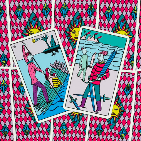 Tarot kortos spalvingos rožinės ir turkio priekinės kortos dvi ant raštuoto nugarėlių fono, persidengiančios kampu