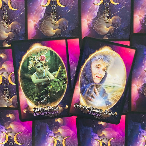 orakulų kortos su dviem atvertais viršeliais Green Tara ir Grandmother Anna ant ryškaus rožinio–purpurinio fono, skirtos intuicijos skaitymui
