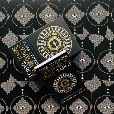 Taro kortos Symbolic Soul Tarot juodo ir auksinio dizaino su kortų dėklu ir pridedamu vadovu, nuo viršaus kampu