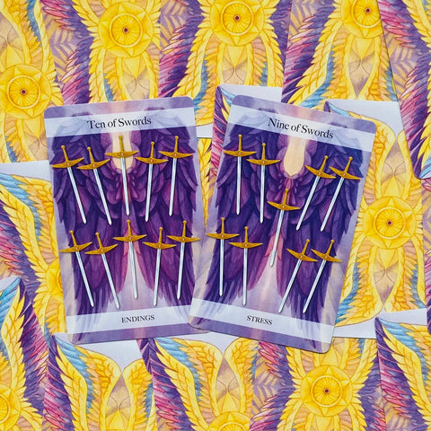 tarot kortos Ten of Swords ir Nine of Swords, violetinių sparnų iliustracijos ant geltono fono, dvi kortos išdėstytos šone