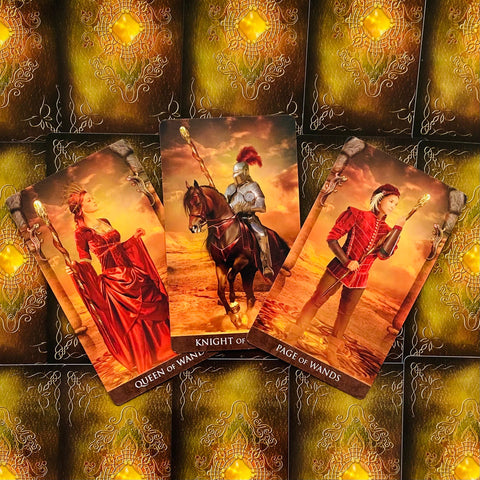 Tarot kortos — trys Wands rūmų kortos (Karalienė, Riteris, Puslapis) išdėstytos ant aukso žalių nugarėlių fono.