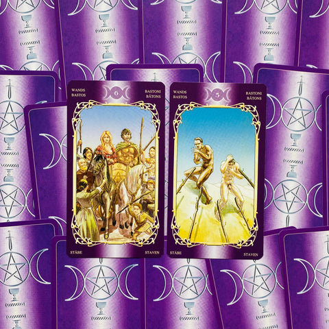 Tarot kortos su violetinėmis nugarėlėmis, centre dvi atverstos lazdų kortos (5 ir 6), skirtos rinkinio rodymui