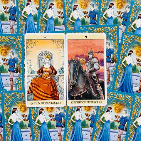 tarot kortos, atverstos priekinės versijos: Queen of Pentacles ir Knight of Pentacles, ryškios mėlynos nugarėlės fone