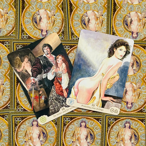 tarot kortos rinkinys: dvi atverstos iliustruotos kortos (16 ir 15) ant auksinio raštuoto fono, skirtingos iliustracijos