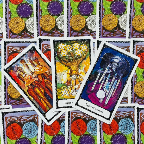 tarot kortos spalvingi iliustruoti paveikslėliai, trys atverstos kortos (Aštuoni pentakliai, Aštuoni kalavijai) ant gėlėtos nugarėlės