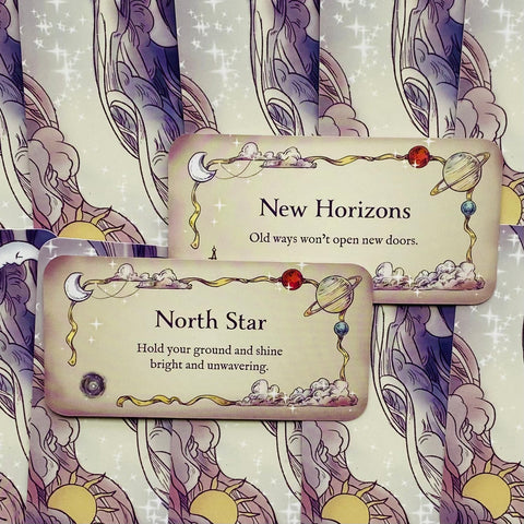 įkvėpimo kortelės dviejų kortelių komplektas su „New Horizons“ ir „North Star“ tekstais, pastelinio dangaus fonu ir žvaigždžių dekoracijomis