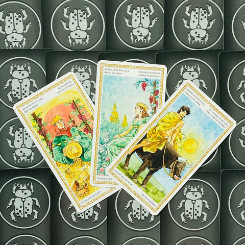 tarot kortos trys Pentaklių kortos atvertos akvarelinėmis iliustracijomis, centrinis trikampis išdėstymas ant tamsaus fono