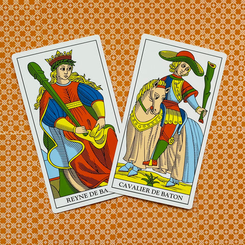Tarot kortos su Lazdų karaliene ir riteriu, ryškios mėlynos, raudonos ir žalios spalvos, ant oranžinio raštuoto fono
