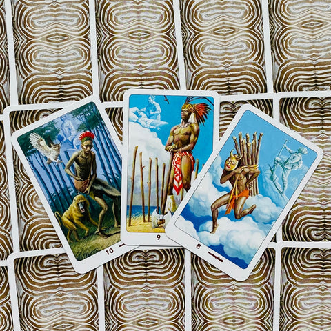 Tarot kortos rinkinys su 8–9–10 lazdučių kortomis, ryškiais mėlynais ir žemės tonais ir spiraliniu nugarėlių raštu, matomas iš viršaus