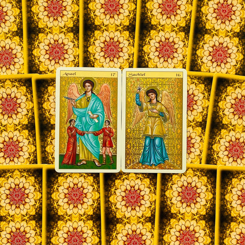 Tarot kortos Angelų oracle — dvi atverstos kortos (Anael, Sachiel) centre ant geltonos mandalos kortelių nugarų