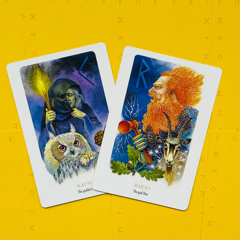 Tarot kortos parinktos kaip dviejų kortų atidarymas: ryškios iliustracijos (raudonas Thor, pelėda) ant geltono fono