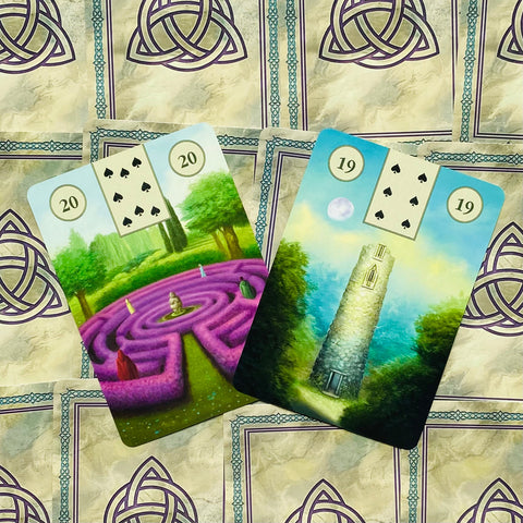 Lenormand kortos komplektas, dvi kortos (19 Bokštas ir 20 Labirintas) ant ornamentuoto kortų nugarėlių fono