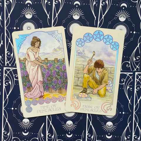 tarot kortos Devyni ir Aštuoni Pentaklių, akvarelinės iliustracijos su vynmedžiais ir amatininku ant tamsiai mėlyno astrologinio fono