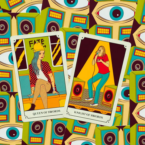 tarot kortos su Queen of Swords ir Knight of Swords priekinėmis iliustracijomis ant ryškaus grafikinio fono