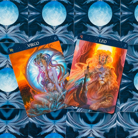 Tarot kortos Virgo ir Leo, ryškūs oranžiniai ir mėlyni atspalviai ant mėnulio mozaikos fono, įstrižai išdėstytos
