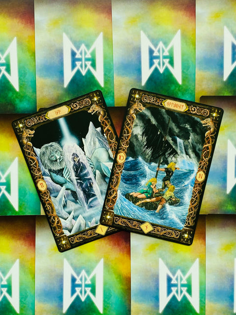 Tarot kortos su dviem iliustruotomis kortomis — ledinis milžinas ir žmonės ant audringo plausto, spalvotas fonas