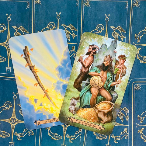 Tarot kortos atverstos: Karalius Pentaklių ir Lazdų asas su detaliomis iliustracijomis ir mėlyna ornamentuota nugarėle