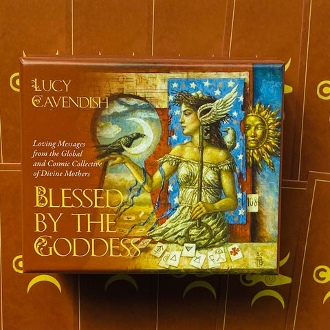 Kortų rinkinys Blessed by the Goddess Lucy Cavendish, raudona kelių simbolių dėžutė su mitologine moters iliustracija, priekis