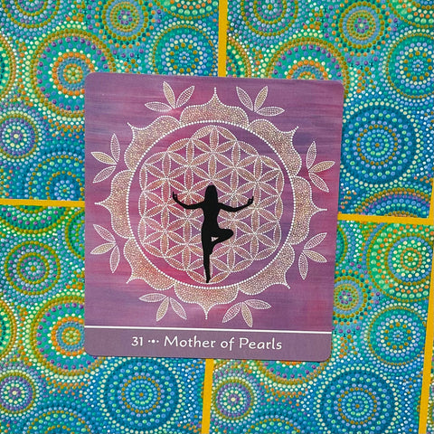oracle korta Mother of Pearls, violetinė kortelė su baltų perlo taškų mandala motyvu ir juodu moters siluetu centre