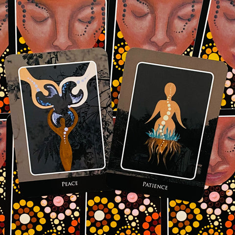 tarot kortos dviejų kortų ištrauka „Peace“ ir „Patience“, juodo fono iliustracijos su moteriškomis figūromis ir ornamentiniu užnugaliu