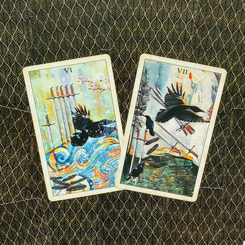 tarot kortos dvi spalvotos kortelės (VI ir VII) su varnais, gulsčiai ant raštuoto audinio, pabrėžia poros variantą