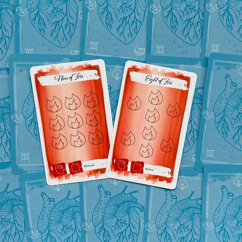 tarot kortos raudonos ugnies serijos, dvi atverstos kortos (Nine of Fire, Eight of Fire) ant mėlynos širdies raštuotos nugarėlės